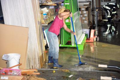 Heftiges Unwetter ueber Schorndorf - Mehrere Keller und Tiefgaragen unter Wasser - Feuerwehr im Dauereinsatz
